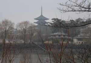 小雨に煙る古都