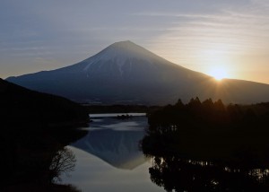 富士の夜明け