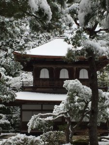 雪に包まれた銀閣