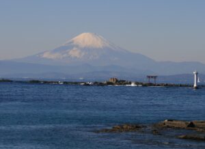 駿河湾に浮かぶ富士山　