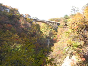 秋麗に映える鳴子橋