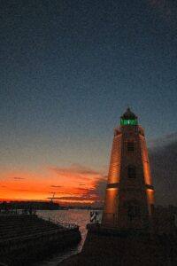 夕闇迫る旧堺港燈台